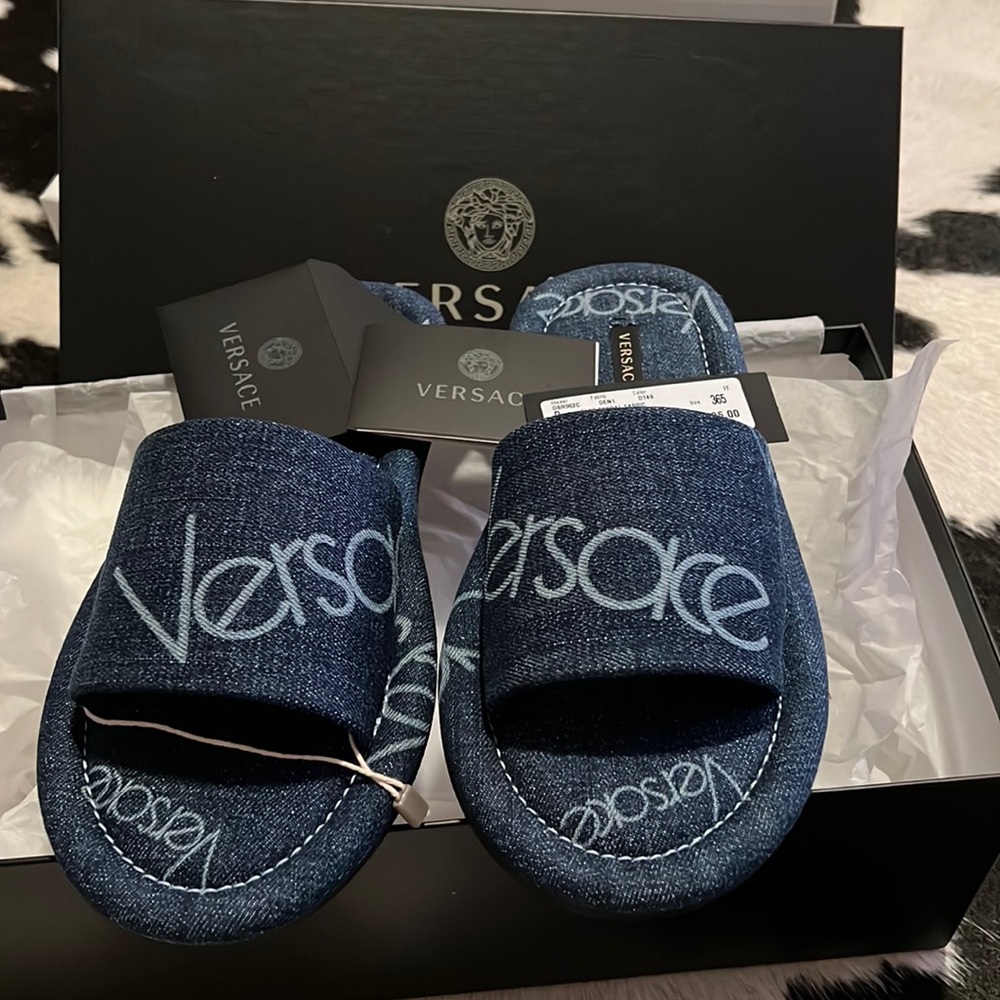 Authenticated Versace denim sandals logo
